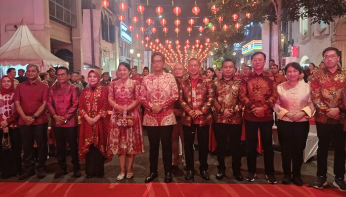 Usai Tarawih, Ribuan Warga Medan Larut Dalam Kemeriahan Imlek, Rico Waas: Kekuatan Medan Terletak Pada Kemajemukan Warganya