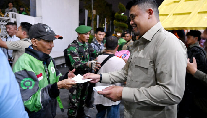 Warga Antusias, Gubernur Bobby Nasution Bagikan 2.500 Bingkisan dari Presiden di Malam Idul Fitri