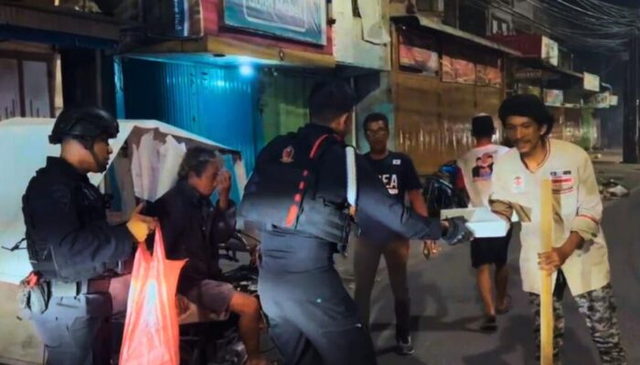 Sahur On The Road, Brimob Polda Sumut Tebar Kepedulian untuk Warga Medan Denai