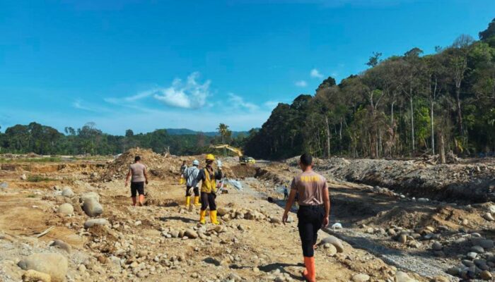 Brimob Kawal Pemulihan Batang Toru, Pastikan Huntara, Sungai, dan Ibadah Berjalan Aman