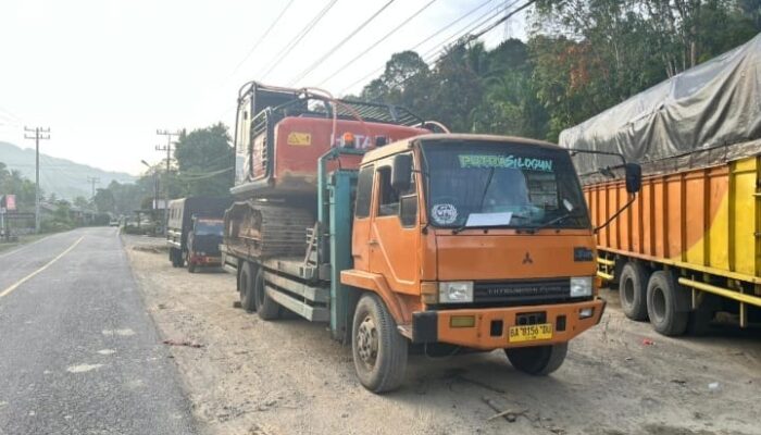 Dua Ekskavator Diduga Dipakai Tambang Emas Ilegal di Madina Diamankan, Aparat Sempat Dihadang