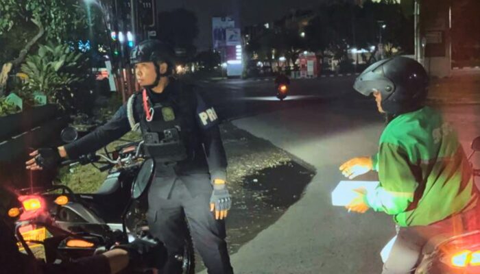 Brimob Polda Sumut Hadir di Waktu Sahur, Personel Batalyon A Pelopor Tebar Kebaikan di Medan Timur