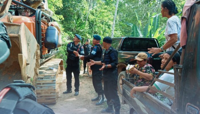 Brimob Sumut Tunjukkan Wajah Humanis, Salurkan Bantuan untuk Warga Desa Panabari Pasca Operasi PETI
