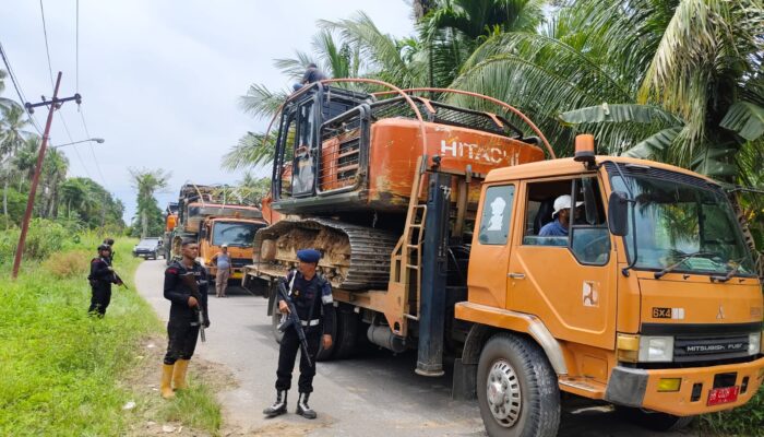 Brimob Bersenjata Lengkap Kawal Evakuasi 10 Ekskavator PETI Tapsel–Madina ke Batalyon C Sipirok
