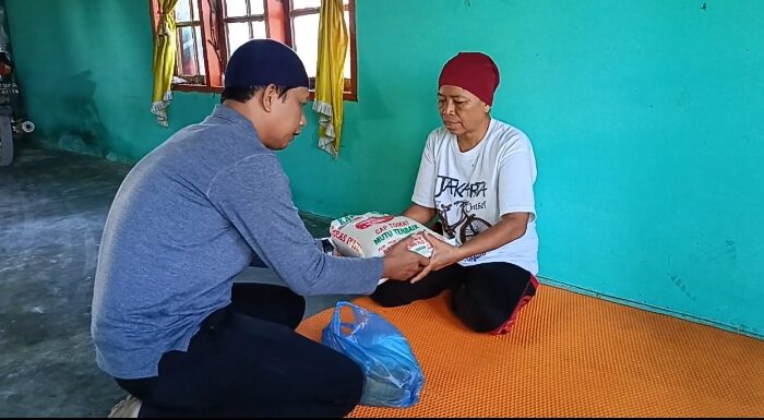 Sentuhan Kepedulian di Bulan Suci Ramadhan, Zuhari Bagikan Sembako untuk Janda Kurang Mampu di Sei Rampah