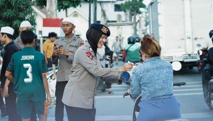 Brimob Polda Sumut Tebar Kebaikan di Bulan Ramadhan, 200 Paket Takjil Dibagikan di Sekitar Mako K.E. Lumi