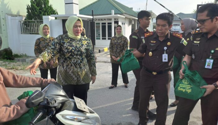Kejari Sergai Tebar Kepedulian, Ratusan Takjil Dibagikan Gratis kepada Masyarakat