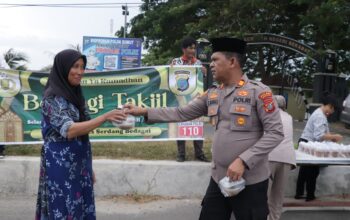Polsek Teluk Mengkudu dan Polsek Firdaus Bagikan 200 Porsi Takjil untuk Pengguna Jalan di Jalinsum Sei Rampah