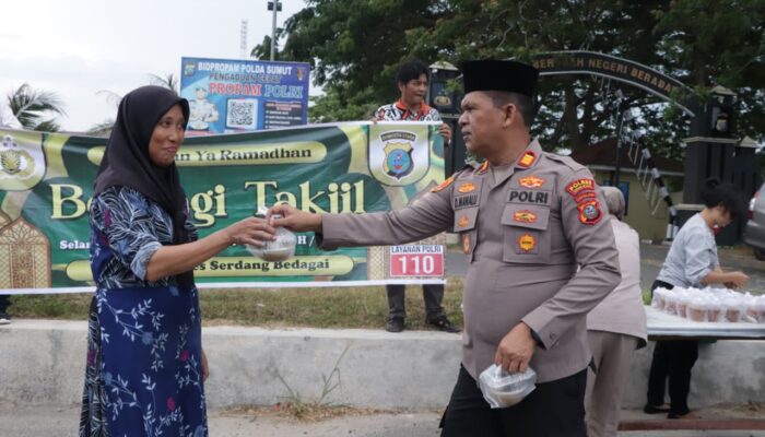 Polsek Teluk Mengkudu dan Polsek Firdaus Bagikan 200 Porsi Takjil untuk Pengguna Jalan di Jalinsum Sei Rampah