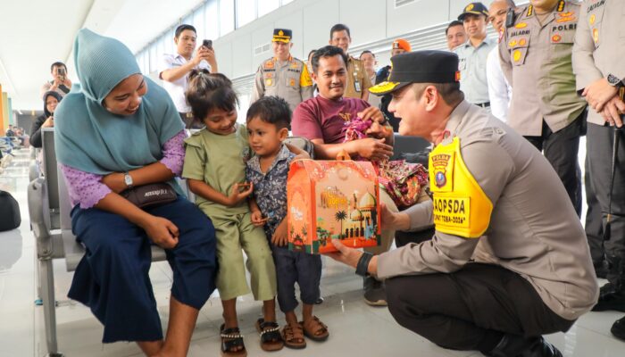 Wakapolda Sumut Tinjau Pelayanan Mudik di Stasiun KA Medan, Lepas Keberangkatan Kereta Pemudik