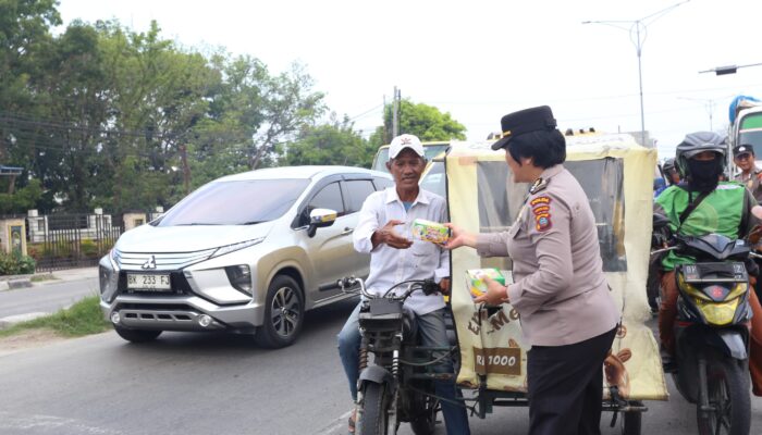 Tebar Kebaikan di Bulan Suci, Humas Polda Sumut Bagikan Takjil untuk Pengguna Jalan