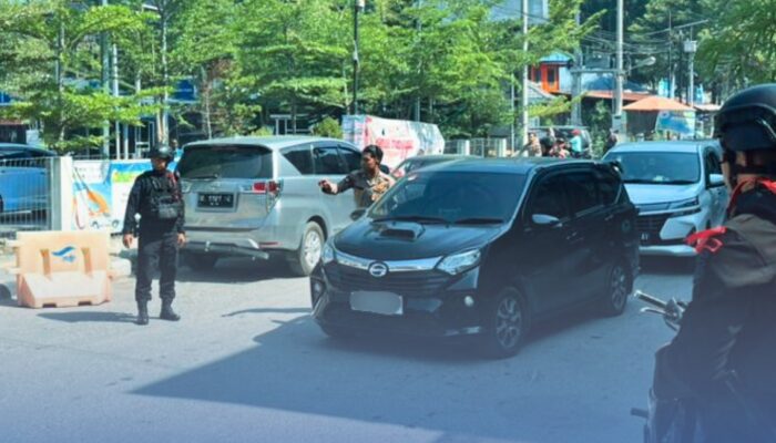 Brimob Polda Sumut Turun Tangan Atasi Kemacetan di Pelabuhan Ajibata, Penyeberang Dibantu di Tengah Lonjakan Arus Lebaran