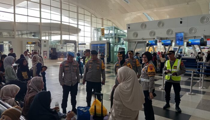 Sentuhan Humanis Brimob Sumut di Sibolga, Hadirkan Rasa Aman di Tengah Padatnya Arus Lebaran