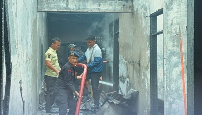 Respon Cepat Brimob Polda Sumut Jinakkan Kebakaran Tiga Rumah di Pematangsiantar
