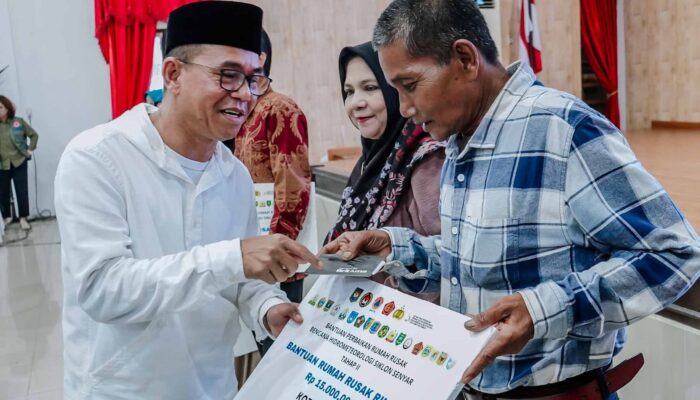 Zakiyuddin Harahap Salurkan Bantuan Perbaikan Rumah Korban Siklon Senyar