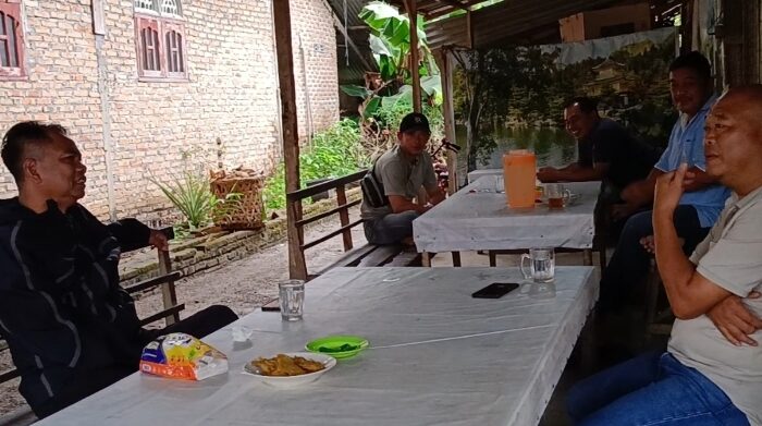 Bupati Sergai H. Darma Wijaya Gowes Pagi Sambil Pantau Kebersihan, Sempat Sarapan di Warung Warga