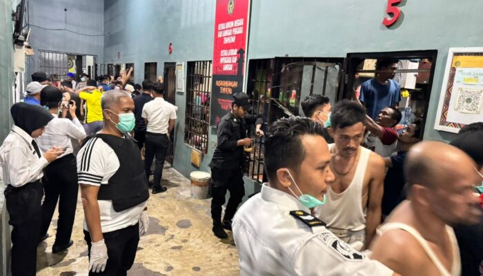 Sinergi Polisi dan Lapas, Razia Malam di Lapas Labuhan Ruku Berlangsung Aman dan Kondusif