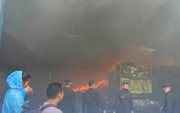 Brimob Polda Sumut Sigap Padamkan Kebakaran di Medan Timur, Situasi Cepat Terkendali