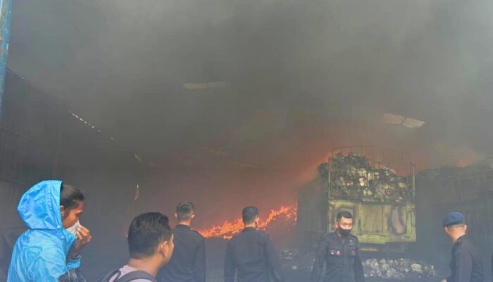 Brimob Polda Sumut Sigap Padamkan Kebakaran di Medan Timur, Situasi Cepat Terkendali