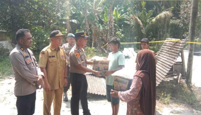 Polsek Teluk Mengkudu Salurkan Bantuan untuk Korban Kebakaran di Bogak Besar