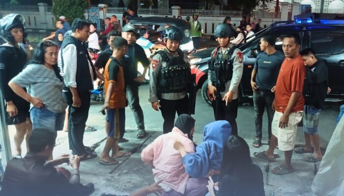 Respons Cepat Brimob Polda Sumut Evakuasi Korban Kecelakaan di Jalan William Iskandar