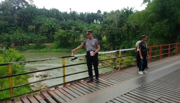 Sinergi dan Bakti Nyata, Kapolsek Kotarih Pimpin Perbaikan Jembatan Penghubung Antar Kabupaten