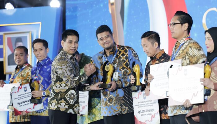 Terobosan Tata Kelola Keuangan, Bobby Nasution Raih Penghargaan Creative Financing dari Mendagri