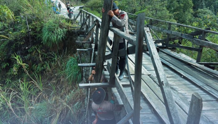 Brimob Sumut Turun Tangan Benahi Jembatan Desa, Akses Warga Purbasinomba Kian Lancar