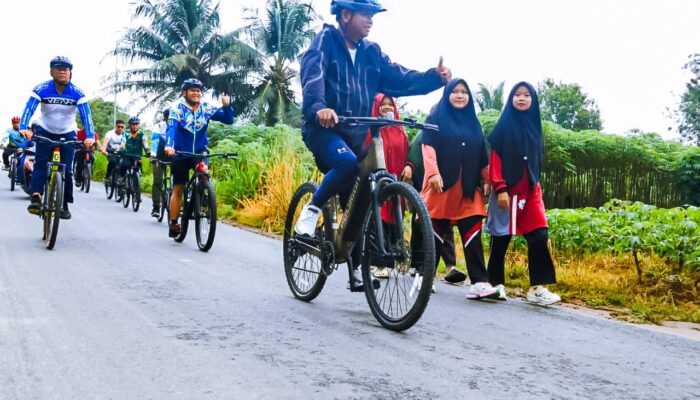 Gowes Pagi Sambil Cek Jalan, Bupati Sergai Turun Langsung Pantau Infrastruktur di Sei Rampah