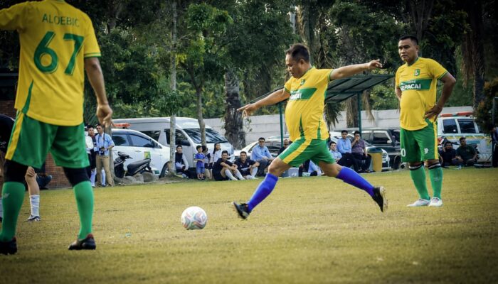 Bupati Sergai Cetak Gol di Laga Persahabatan, Tekankan Pentingnya Silaturahmi
