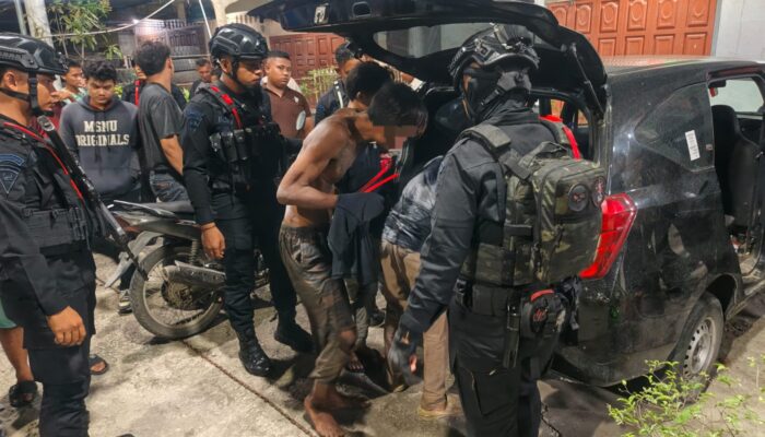 Patroli Dini Hari Brimob Sumut Berbuah Hasil, Dua Pria Diduga Curi Besi Diamankan Warga dan Polisi