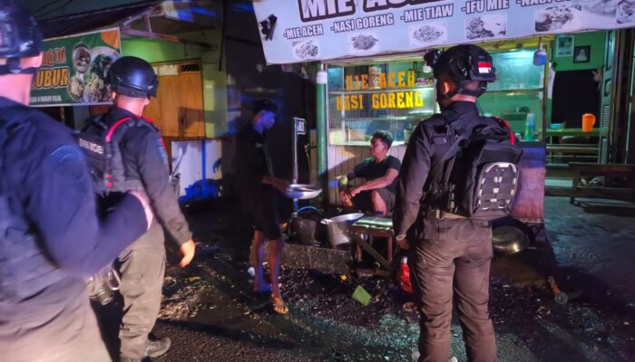 Medan Gelap Gulita, Brimob Polda Sumut Sisir Titik Rawan, Temukan Parang di Bawah Tol Belmera