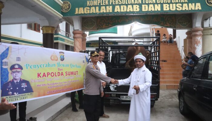 Kapolda Sumut Serahkan Sapi Kurban 600 Kg ke Persulukan Serambi Babussalam, TGB Ajak Masyarakat Rawat Persatuan dan Toleransi