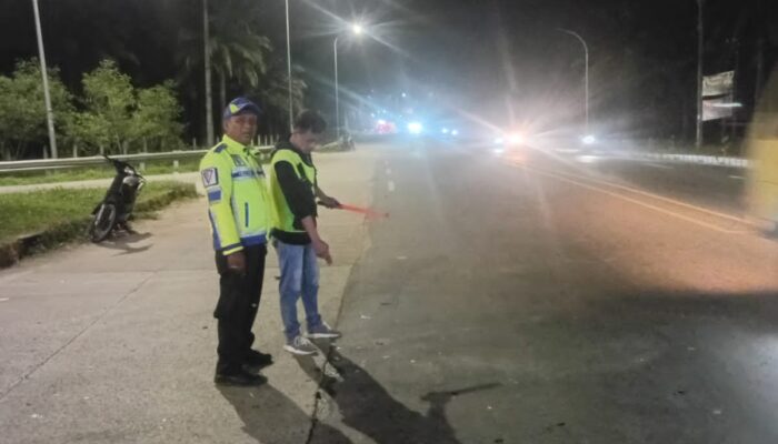 Kurang Fokus, Dua Remaja Tabrakan dengan Avanza di Simpang Tol Teluk Mengkudu