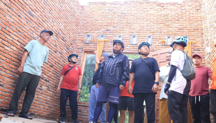 Gowes Sambil Pantau Warga, Bupati Sergai Gerak Cepat Bantu Korban Angin Kencang di Sei Rampah