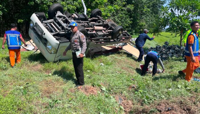 Ban Pick Up Pecah di Tol Sergai, Kendaraan Terguling hingga Masuk Kebun Sawit, Tiga Penumpang Selamat