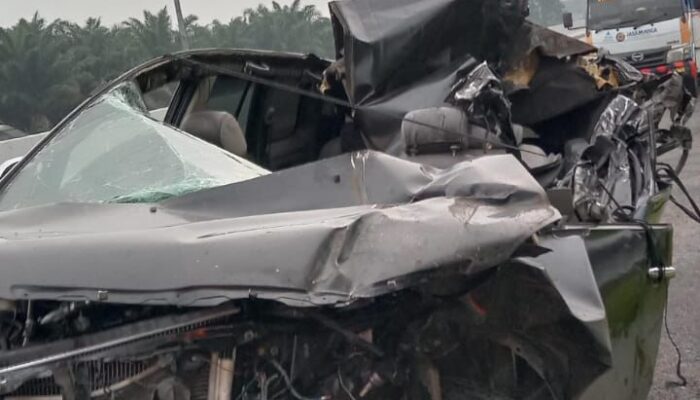 Tabrak Belakang Truk di Tol Medan–Tebing Tinggi, Innova Ringsek dan 5 Penumpang Luka-luka