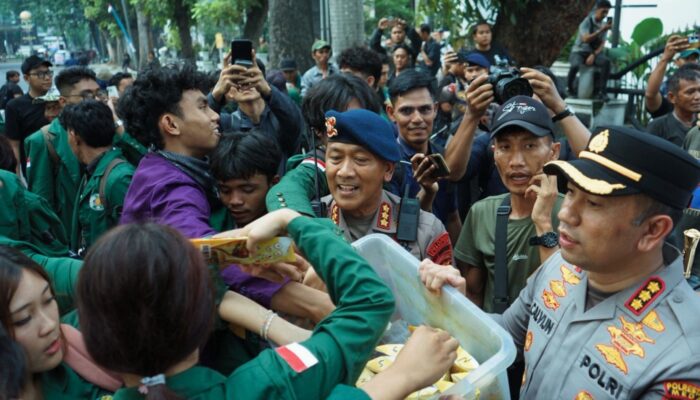 Brimob Polda Sumut Kawal Aksi Mahasiswa di DPRD Sumut dengan Pendekatan Humanis