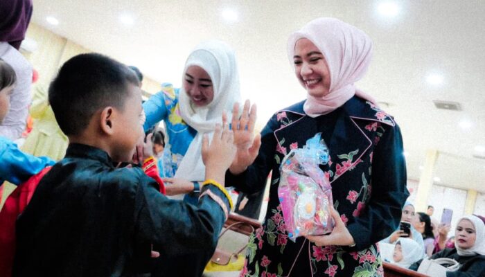 Pentas Seni Meriah, Ketua Pokja Bunda PAUD Sergai Lepas 49 Lulusan TK Percontohan Kota Galuh