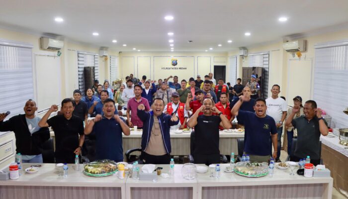 Pererat Kebersamaan, Kapolrestabes Medan Nobar Pembukaan Piala Dunia 2026 Bersama Warga