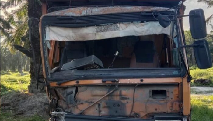 Nekat Salip di Jalur Sempit, Truk Tronton Serempet Xenia di Sei Bamban