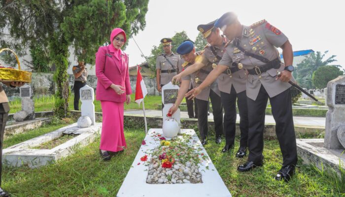 Jelang HUT Bhayangkara ke-80, Polda Sumut Ziarah ke TMP Medan, Warisi Semangat Juang Para Pahlawan