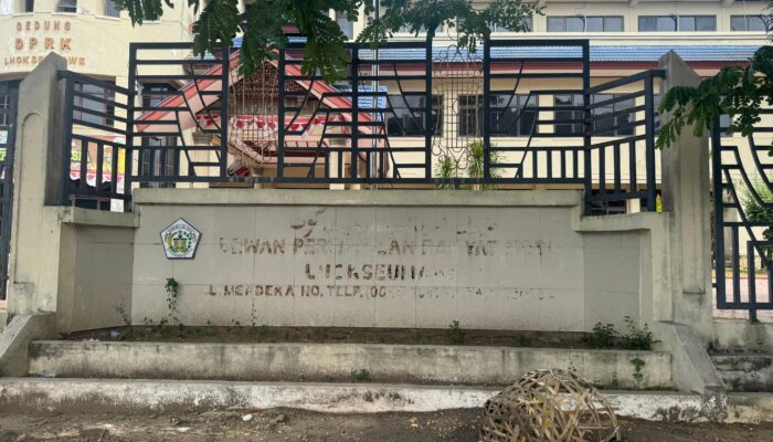 Plang Nama Gedung DPRK Lhokseumawe Rusak dan Memudar, Cerminan Perawatan Fasilitas Publik Jadi Sorotan