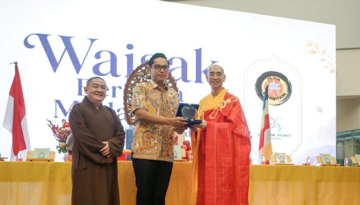 Peringati Hari Tri Suci Waisak, Wali Kota Medan Ajak Umat Buddha Pancarkan Cahaya Kebaikan