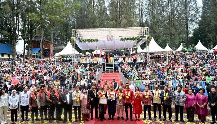 Semarak Festival Bunga dan Buah 2026, Wagub Sumut dan Menkop Lepas Pawai di Berastagi
