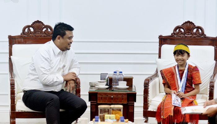 Caroline Nababan, Siswi SD Peraih Emas Olimpiade Asia Dihadiahi Gubernur Bobby Nasution Beasiswa Hingga Rumah