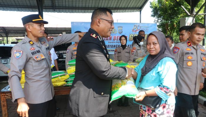 Hari Bhayangkara ke-80, Polda Sumut Tebar Kepedulian dengan Bagikan 150 Karung Beras kepada Pekerja Sosial dan Sektor Informal