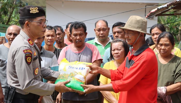 Polres Tapteng Ulurkan Bantuan untuk Korban Banjir Hutanabolon, 40 Keluarga Terima Sembako