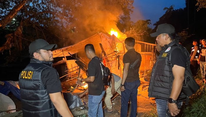 Digerebek Polisi, Barak Narkoba di Klambir V Dibakar; Pengedar Ditangkap Meski Petugas Dihadang Warga