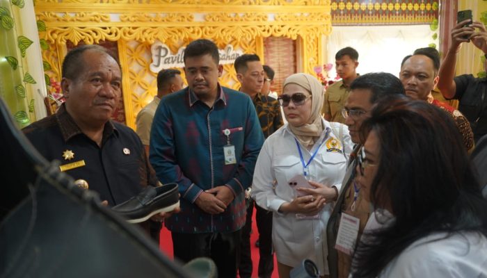 Tim Komisi VII DPR RI Bersama Gubsu Kunjungi Paviliun Asahan Bupati Paparkan Industri Dan Produk Sepatu Bunut